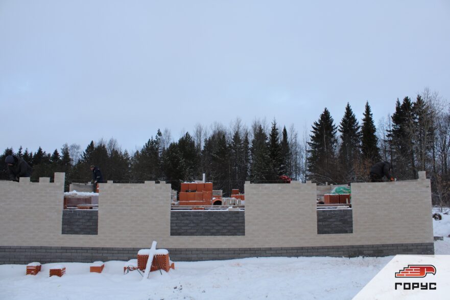 Процесс строительства нового дома в коттеджном посёлке "Ближняя Усадьба" близ города Ижевск.